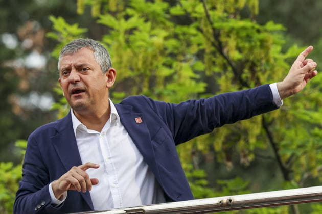 After police entered the party headquarters building, main opposition CHP leader Ozgür Ozel left the premises and led a protest march with thousand supporters toward Parliament, 24 May 2026, in Ankara, Turkiye.... Turkish riot police storm the headquarters of the main opposition Republican People™s Party (CHP) in Ankara, Türkiye, firing tear gas and rubber bullets at party supporters and officials gathered outside the gates. Huge clouds of tear gas filled the premises as security forces moved in, bringing a violent end to an hours-long standoff between CHP members and the party™s newly court-appointed leadership. Tensions escalated after an appeals court on Thursday annulled the election of Özgür Özel as CHP chairperson, a positio 19108187