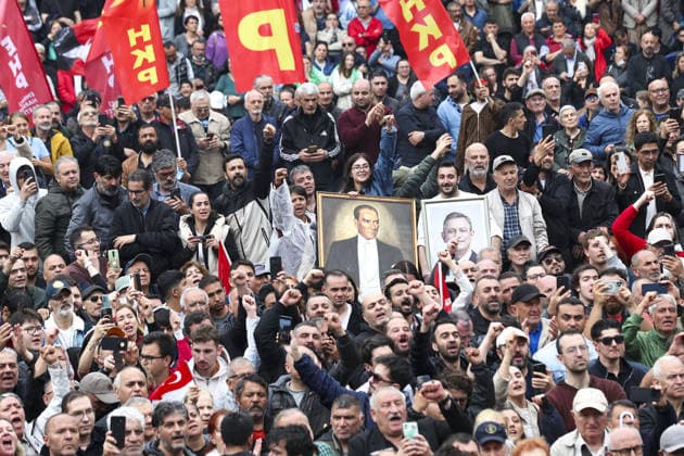 After police entered the party headquarters building, main opposition CHP leader Ozgür Ozel (not shown picture) left the premises and led a protest march with thousand supporters toward Parliament, 24 May 2026, in Ankara, Turkiye.... Turkish riot police storm the headquarters of the main opposition Republican People™s Party (CHP) in Ankara, Türkiye, firing tear gas and rubber bullets at party supporters and officials gathered outside the gates. Huge clouds of tear gas filled the premises as security forces moved in, bringing a violent end to an hours-long standoff between CHP members and the party™s newly court-appointed leadership. Tensions escalated after an appeals court on Thursday annulled the election of Özgür Özel as CHP ch 19108191