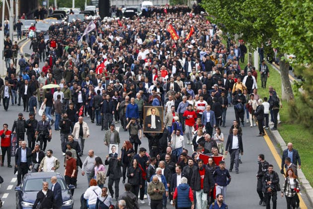 After police entered the party headquarters building, main opposition CHP leader Ozgür Ozel (not shown picture) left the premises and led a protest march with thousand supporters toward Parliament, 24 May 2026, in Ankara, Turkiye.... Turkish riot police storm the headquarters of the main opposition Republican People™s Party (CHP) in Ankara, Türkiye, firing tear gas and rubber bullets at party supporters and officials gathered outside the gates. Huge clouds of tear gas filled the premises as security forces moved in, bringing a violent end to an hours-long standoff between CHP members and the party™s newly court-appointed leadership. Tensions escalated after an appeals court on Thursday annulled the election of Özgür Özel as CHP ch 19108192