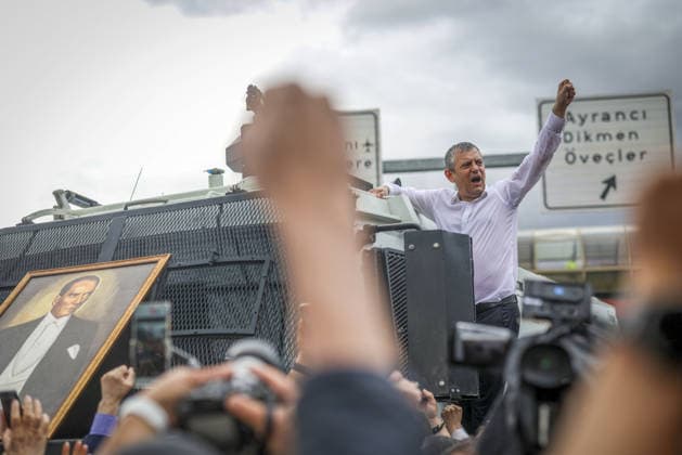 After police entered the party headquarters building, main opposition CHP leader Ozgür Ozel (center, wears white shirt) left the premises and led a protest march with thousand supporters toward Parliament, 24 May 2026, in Ankara, Turkiye.... Turkish riot police storm the headquarters of the main opposition Republican People™s Party (CHP) in Ankara, Türkiye, firing tear gas and rubber bullets at party supporters and officials gathered outside the gates. Huge clouds of tear gas filled the premises as security forces moved in, bringing a violent end to an hours-long standoff between CHP members and the party™s newly court-appointed leadership. Tensions escalated after an appeals court on Thursday annulled the election of Özgür Özel a 19108196
