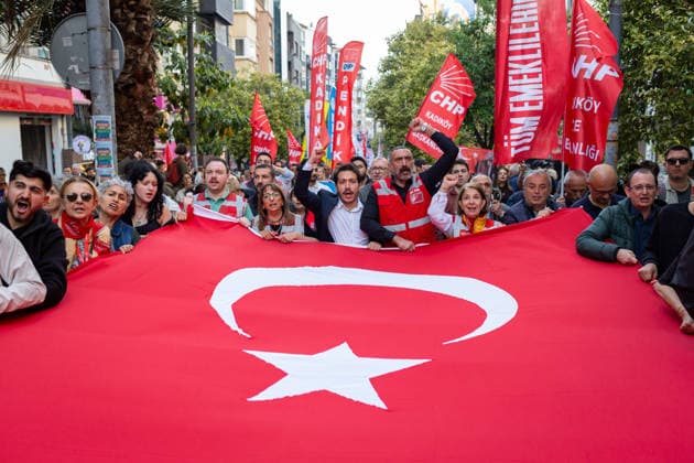 News Bilder des Tages May 24, 2026: Istanbul, Turkey, May 24, 2026: Demonstrators gather in Kadikoy to protest the Ã¢â‚¬oeabsolute nullityÃ¢â‚¬Â? ruling against the Republican People s Party (CHP) and the decision to annul the party congress. Opposition supporters, labor unions and political groups joined the march amid rising political tensions and nationwide demonstrations across Turkey.  - ZUMAi72_ 20260524_znp_i72_008 Copyright: xTolgaxIldunx