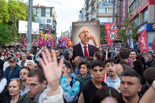 News Bilder des Tages May 24, 2026: Istanbul, Turkey, May 24, 2026: Demonstrators gather in Kadikoy to protest the Ã¢â‚¬oeabsolute nullityÃ¢â‚¬Â? ruling against the Republican People s Party (CHP) and the decision to annul the party congress. Opposition supporters, labor unions and political groups joined the march amid rising political tensions and nationwide demonstrations across Turkey.  - ZUMAi72_ 20260524_znp_i72_004 Copyright: xTolgaxIldunx