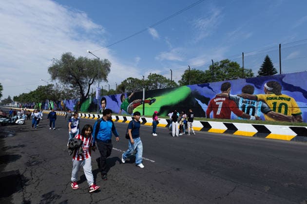 May 24, 2026, Mexico City, Mexico: The mural Futbol, recognized as the Guinness World Record largest hand painted brush football mural, was inaugurated in the Martin Carrera neighborhood of Mexico City. Created by Mexican artists, the artwork connects the Mesoamerican ballgame with contemporary football ahead of the 2026 FIFA World Cup. Former soccer players CUAUHTEMOC BLANCO, FRANCISCO KIKIN FONSECA, GERMAN VILLA and ANGEL REYNA attended the event, along with authorities from the Gustavo A. Madero borough and representatives of the Libertad Creativa Intercultural y Objetiva Foundation and the Elena Poniatowska Amor Foundation Mexico City Mexico - ZUMAl178 20260524_znp_l178_025 Copyright: xCristianxLeyvax
