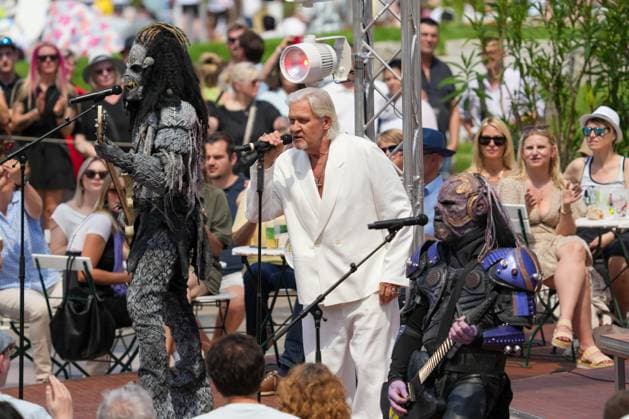 ZDF-Fernsehgarten 2026. Johnny Logan feat. Lordi im ZDF Fernsehgarten Koch Battle am 24.05.2026 in Mainz. Mainz ZDF Fernsehgarten Rheinland-Pfalz *** ZDF Fernsehgarten 2026 Johnny Logan feat Lordi at ZDF Fernsehgarten Koch Battle on 24 05 2026 in Mainz Mainz ZDF Fernsehgarten Rheinland Pfalz