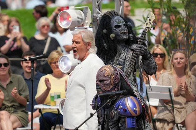 ZDF-Fernsehgarten 2026. Johnny Logan feat. Lordi im ZDF Fernsehgarten Koch Battle am 24.05.2026 in Mainz. Mainz ZDF Fernsehgarten Rheinland-Pfalz *** ZDF Fernsehgarten 2026 Johnny Logan feat Lordi at ZDF Fernsehgarten Koch Battle on 24 05 2026 in Mainz Mainz ZDF Fernsehgarten Rheinland Pfalz