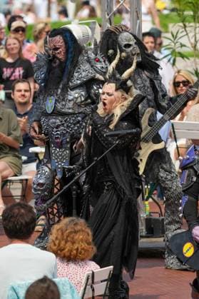 ZDF-Fernsehgarten 2026. Motherbeast Noora Louhimo und Lordi im ZDF Fernsehgarten Koch Battle am 24.05.2026 in Mainz. Mainz ZDF Fernsehgarten Rheinland-Pfalz *** ZDF Fernsehgarten 2026 Motherbeast Noora Louhimo and Lordi in the ZDF Fernsehgarten Koch Battle on 24 05 2026 in Mainz Mainz ZDF Fernsehgarten Rheinland Pfalz