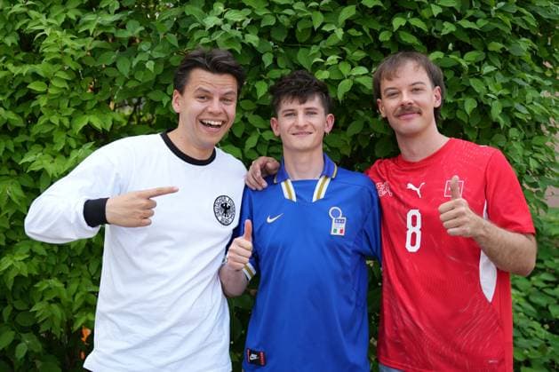 ZDF-Fernsehgarten 2026. Content Creator Aditotoro x Musiker paulomuc im ZDF Fernsehgarten Koch Battle am 24.05.2026 in Mainz. Mainz ZDF Fernsehgarten Rheinland-Pfalz *** ZDF Fernsehgarten 2026 Content Creator Aditotoro x musician paulomuc in the ZDF Fernsehgarten Koch Battle on 24 05 2026 in Mainz Mainz ZDF Fernsehgarten Rheinland Pfalz