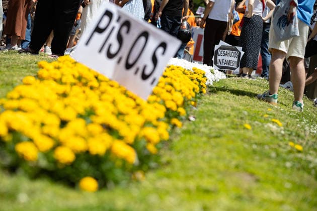 May 24, 2026, Madrid, Madrid, SPAIN: Thousands of citizens demonstrated in Madrid to demand measures against real estate speculation in Spain...The housing crisis has inflated the prices of homes for sale by nearly 120% in the last 10 years, while rents are rising by an average of 10% annually. Madrid SPAIN  - ZUMAl221 20260524_zip_l221_036 Copyright: xIgnacioxLopezxIsasmendix