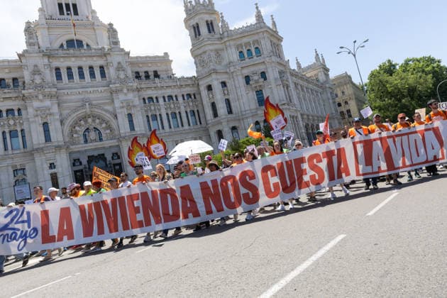 May 24, 2026, Madrid, Madrid, SPAIN: Thousands of citizens demonstrated in Madrid to demand measures against real estate speculation in Spain...The housing crisis has inflated the prices of homes for sale by nearly 120% in the last 10 years, while rents are rising by an average of 10% annually. Madrid SPAIN  - ZUMAl221 20260524_zip_l221_037 Copyright: xIgnacioxLopezxIsasmendix