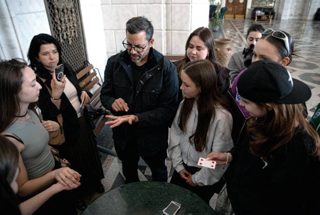 RECORD DATE NOT STATED American illusionist and world-renowned magician David Blaine performs another trick for a group during a meeting with graduates of the Iron Change talented youth development project in Kyiv, Ukraine, on May 12, 2026. Iron Change is a non-commercial project supporting Ukrainian youth created by FC Lokomotyv Kyiv, Ukrzaliznytsia and the Howard Buffett Foundation. The project aims to establish a modern multi-level system preparing young people and children for life, education, work and development under wartime conditions (Photo by Marianna Kotyk Ukrinform) American illusionist visits talented youth in Kyiv  Copyright: xMariannaxKotykx