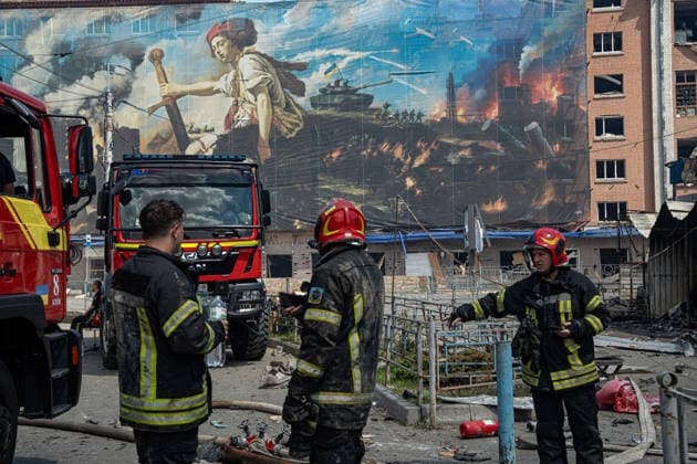 Ukraine Kyiv Shopping Centre Strike Aftermath Ukrainian firefighters work at the site of a heavily damaged shopping centre in Kyiv, Ukraine, on May 24, 2026, after Russian strikes. A large-scale Russian missile and drone attack hit Kyiv early on May 24 in what Moscow said was retaliation for strikes in Russian-occupied eastern Ukraine, with at least two people killed and more than 77 injured, including children. Kyiv Kyiv Ukraine Copyright: xOrixAviramx