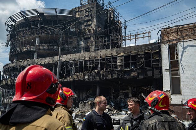 Ukraine Kyiv Shopping Centre Strike Aftermath Ukrainian firefighters work at the site of a heavily damaged shopping centre in Kyiv, Ukraine, on May 24, 2026, after Russian strikes. A large-scale Russian missile and drone attack hit Kyiv early on May 24 in what Moscow said was retaliation for strikes in Russian-occupied eastern Ukraine, with at least two people killed and more than 77 injured, including children. Kyiv Kyiv Ukraine Copyright: xOrixAviramx