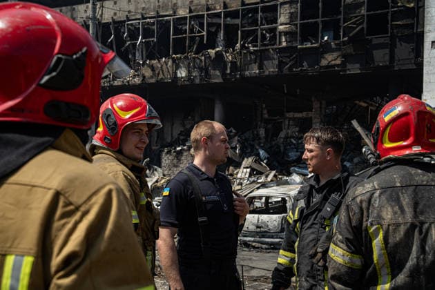 Ukraine Kyiv Shopping Centre Strike Aftermath Ukrainian firefighters work at the site of a heavily damaged shopping centre in Kyiv, Ukraine, on May 24, 2026, after Russian strikes. A large-scale Russian missile and drone attack hit Kyiv early on May 24 in what Moscow said was retaliation for strikes in Russian-occupied eastern Ukraine, with at least two people killed and more than 77 injured, including children. Kyiv Kyiv Ukraine Copyright: xOrixAviramx