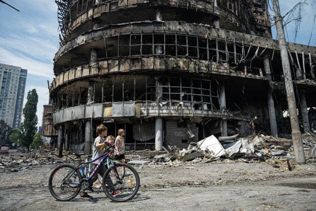 Ukraine Kyiv Shopping Centre Strike Aftermath Children walk past a heavily damaged shopping centre in Kyiv, Ukraine, on May 24, 2026, after Russian strikes. A large-scale Russian missile and drone attack hit Kyiv early on May 24 in what Moscow said was retaliation for strikes in Russian-occupied eastern Ukraine, with at least two people killed and more than 77 injured, including children. Kyiv Kyiv Ukraine Copyright: xOrixAviramx
