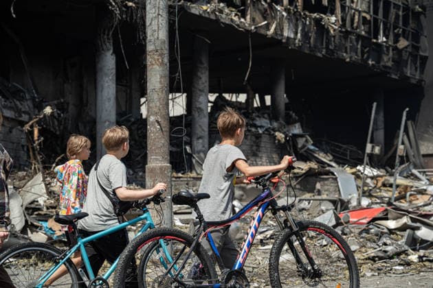 Ukraine Kyiv Shopping Centre Strike Aftermath Children walk past a heavily damaged shopping centre in Kyiv, Ukraine, on May 24, 2026, after Russian strikes. A large-scale Russian missile and drone attack hit Kyiv early on May 24 in what Moscow said was retaliation for strikes in Russian-occupied eastern Ukraine, with at least two people killed and more than 77 injured, including children. Kyiv Kyiv Ukraine Copyright: xOrixAviramx