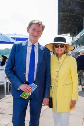Gerhard Schöningh, Tini Gräfin Rothkirch beim Fashion Raceday auf der Rennbahn Hoppegarten. *** Gerhard Schöningh, Tini Gräfin Rothkirch at the Fashion Raceday at Hoppegarten racecourse