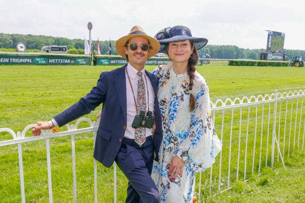 Tom Schilling mit Ehefrau Annie beim Fashion Raceday auf der Rennbahn Hoppegarten. *** Tom Schilling with his wife Annie at the Fashion Raceday at Hoppegarten racecourse