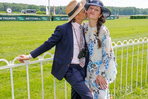 Tom Schilling mit Ehefrau Annie beim Fashion Raceday auf der Rennbahn Hoppegarten. *** Tom Schilling with his wife Annie at the Fashion Raceday at Hoppegarten racecourse