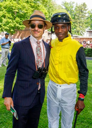 Tom Schilling, Jockey Eduardo Pedroza beim Fashion Raceday auf der Rennbahn Hoppegarten. *** Tom Schilling, jockey Eduardo Pedroza at the Fashion Raceday at Hoppegarten racecourse