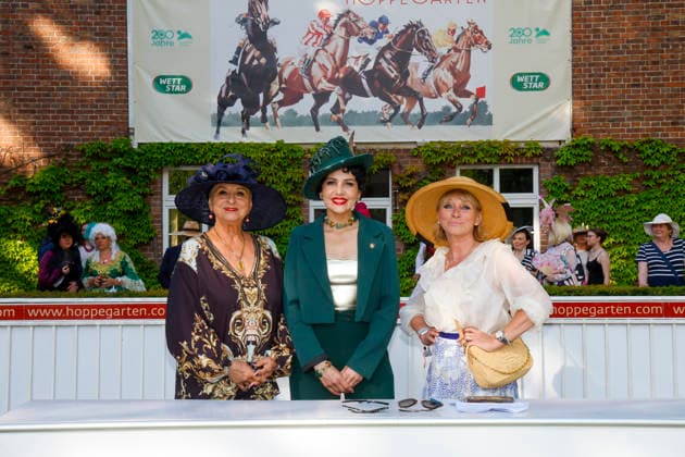 Dagmar Frederic, Pauline Stolze, Martina Conradt beim Fashion Raceday auf der Rennbahn Hoppegarten. *** Dagmar Frederic, Pauline Stolze, Martina Conradt at the Fashion Raceday at Hoppegarten racecourse