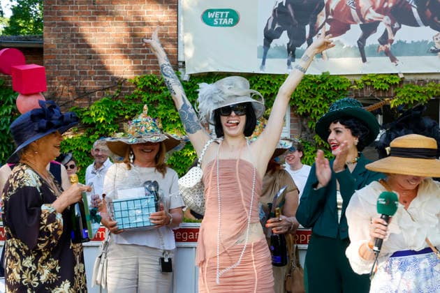 Victoria Schmidt beim Fashion Raceday auf der Rennbahn Hoppegarten. *** Victoria Schmidt at the Fashion Raceday at Hoppegarten racecourse