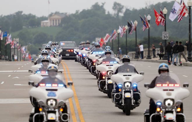 May 24, 2026, Washington, District Of Columbia, USA: Police motorcycles lead participants over the Arlington Memorial Bridge during the Rolling to Remember ride on Memorial Day weekend in Washington, DC, USA, on May 24, 2026. The Rolling to Remember tradition has been active for 38 years, honouring fallen service members, prisoners of war, and those still missing in action during Memorial Day weekend. Washington USA - ZUMAs337 20260524_znp_s337_002 Copyright: xGentxShkullakux