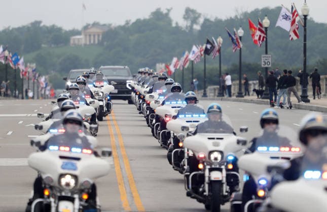 May 24, 2026, Washington, District Of Columbia, USA: Police motorcycles lead participants over the Arlington Memorial Bridge during the Rolling to Remember ride on Memorial Day weekend in Washington, DC, USA, on May 24, 2026. The Rolling to Remember tradition has been active for 38 years, honouring fallen service members, prisoners of war, and those still missing in action during Memorial Day weekend. Washington USA  - ZUMAs337 20260524_znp_s337_001 Copyright: xGentxShkullakux
