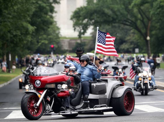 May 24, 2026, Washington, District Of Columbia, USA: Motorcyclists ride past the Lincoln Memorial during the Rolling to Remember ride on Memorial Day weekend in Washington, DC, USA, on May 24, 2026. The Rolling to Remember tradition has been active for 38 years, honouring fallen service members, prisoners of war, and those still missing in action during Memorial Day weekend. Washington USA  - ZUMAs337 20260524_znp_s337_014 Copyright: xGentxShkullakux