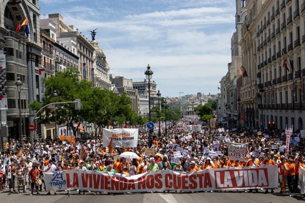 Housing demonstration in Madrid, Spain - 24 May 2026 Overview of a pro-housing demonstration in the center of Madrid under the slogan Housing costs us our lives. Thousands of people participate in a demonstration under the slogan Housing costs us our lives to protest the machine of impoverishment and displacement that housing has become in Spain. Madrid Spain Copyright: xDavidxCanalesx xSOPAxImagesx DCVivienda260524-35