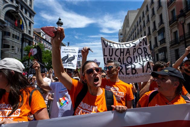 Housing demonstration in Madrid, Spain - 24 May 2026 A protester holds up a bunch of keys as she chants slogans during a pro-housing demonstration. Thousands of people participate in a demonstration under the slogan Housing costs us our lives to protest the machine of impoverishment and displacement that housing has become in Spain. Madrid Spain Copyright: xDavidxCanalesx xSOPAxImagesx DCVivienda260524-71