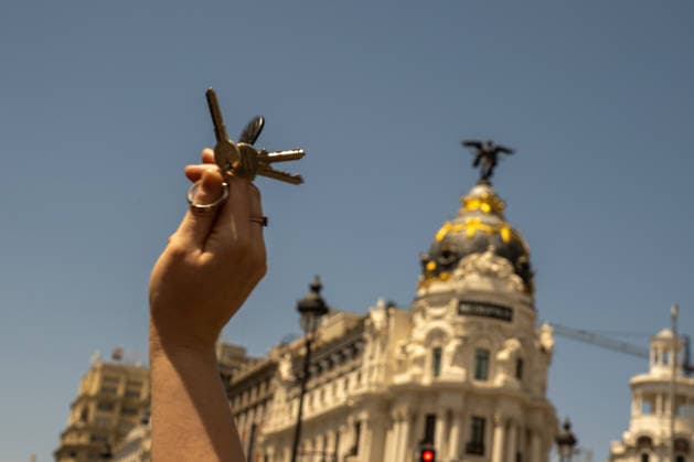 May 24, 2026, Madrid, Spain: A protester holds up a bunch of keys during a pro-housing demonstration. Thousands of people participate in a demonstration under the slogan Housing costs us our lives to protest the machine of impoverishment and displacement that housing has become in Spain. Madrid Spain - ZUMAs197 20260524_aaa_s197_055 Copyright: xDavidxCanalesx