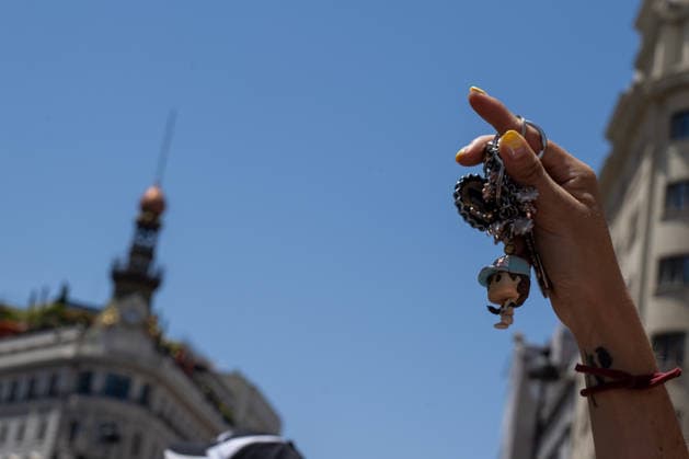 May 24, 2026, Madrid, Madrid, SPAIN: Thousands of people participated this Sunday, May 24th, in a demonstration under the slogan Housing costs us our lives to protest the machine of impoverishment and displacement that housing has become in Spain. Madrid SPAIN  - ZUMAs197 20260524_aaa_s197_060 Copyright: xDavidxCanalesx