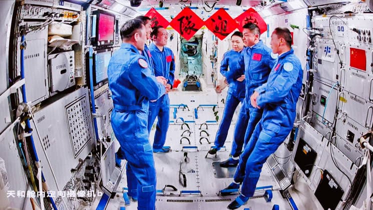 (260525) -- BEIJING, May 25, 2026 -- This image captured at Beijing Aerospace Control Center on May 25, 2026 shows the crew of Shenzhou-21 and Shenzhou-23 spaceships talking with each other. The three astronauts aboard China s Shenzhou-23 spaceship have entered the Tiangong space station and met with another astronaut trio on Monday, starting a new round of in-orbit crew handover. ? ?The Shenzhou-21 crew aboard Tiangong opened the hatch at 5:13 a.m. (Beijing Time) and welcomed the new arrivals, according to the China Manned Space Agency (CMSA). ? ?The two crews then took group pictures for the eighth space get-together in China s aerospace history. ? ?They will conduct handover work aboard the space station, the CMSA said.? ) FOCUS She 