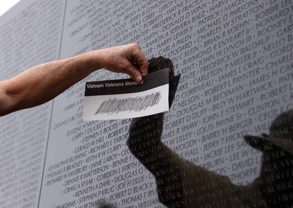 May 24, 2026, Washington, District Of Columbia, USA: A volunteer sketches in the name of a fallen service member at the Vietnam Veterans Memorial following the Rolling to Remember ride over Memorial Day weekend in Washington, DC, USA, on May 24, 2026. The Rolling to Remember tradition has been active for 38 years, honouring fallen service members, prisoners of war, and those still missing in action during Memorial Day weekend. Washington USA - ZUMAs337 20260524_znp_s337_051 Copyright: xGentxShkullakux