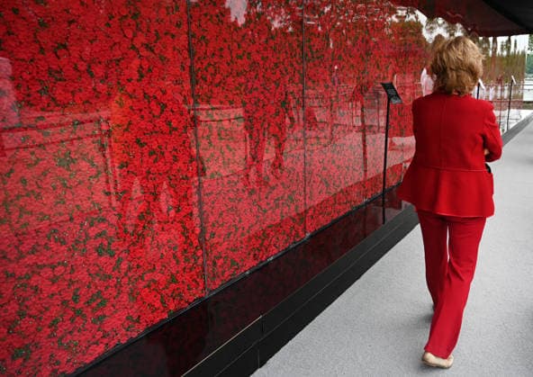 Poppy Wall honors service members with 600,000 poppies in Washington, DC A Memorial Day installation displays 600,000 poppies, each symbolizing a US service member killed in combat since World War One, on May 24, 206 in Washington, DC. Photo by Olivier Douliery ABACAPRESS.COM Washington DC United States  Copyright: xDoulieryxOlivier ABACAx