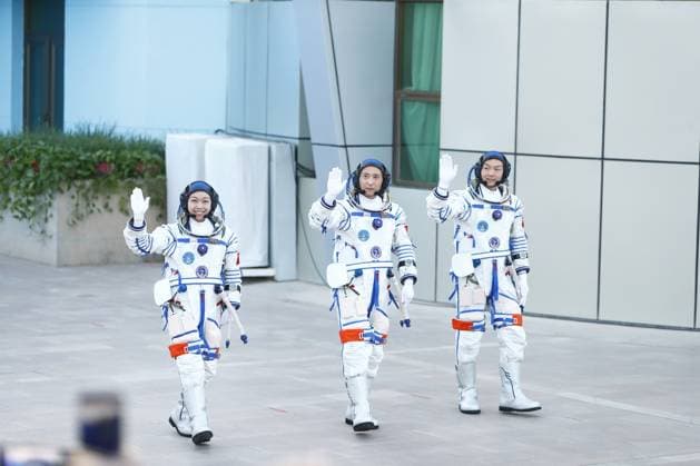 JIUQUAN, CHINA - MAY 24: Chinese astronauts Zhu Yangzhu, Zhang Zhiyuan, Li Jiaying (or Lai Ka-ying) attend a send-off ceremony at the Jiuquan Satellite Launch Center on May 24, 2026 in Jiuquan, Gansu Province of China. A send-off ceremony for the three Chinese astronauts of the Shenzhou-23 crewed space mission was held on May 24 at the Jiuquan Satellite Launch Center in northwest China.  Copyright: xVCGx 111643929605