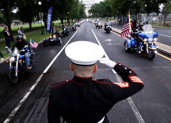 May 24, 2026, Washington, District Of Columbia, USA: A U.S. Marine salutes as motorcycles pass by during the Rolling to Remember ride on Memorial Day weekend in Washington, DC. The Rolling to Remember tradition has been active for 38 years, honoring fallen service members, prisoners of war, and those still missing in action during Memorial Day weekend. Washington USA  - ZUMAs337 20260524_znp_s337_020 Copyright: xGentxShkullakux