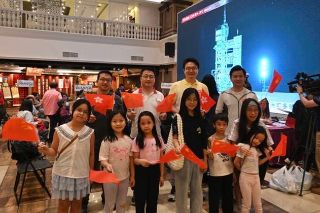 HONG KONG, CHINA - MAY 24: Local residents watch the live broadcast of the launch of the Shenzhou-23 crewed spacecraft at a shopping mall on May 24, 2026 in Hong Kong, China. A Long March-2F rocket carrying the Shenzhou-23 spacecraft with three Chinese astronauts Zhu Yangzhu, Zhang Zhiyuan, Li Jiaying (or Lai Ka-ying) on board blasts off from the Jiuquan Satellite Launch Center in northwest China.  Copyright: xChinaxNewsxServicex 111643865990