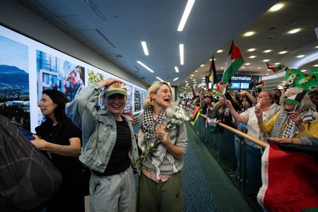 May 24, 2026, Vancouver, Bc, CANADA: Mary Grace Mathisen, centre, member of the Gaza flotilla, reunites with friends as she arrives at the Vancouver International Airport in Richmond B.C., on Sunday, May 24, 2026. Vancouver CANADA  - ZUMAc35_ 20260524_zaf_c35_155 Copyright: xEthanxCairnsx