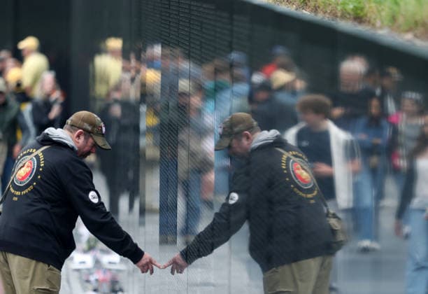 May 24, 2026, Washington, District Of Columbia, USA: Visitors try to find the names of their relatives at the Vietnam Veterans Memorial following the Rolling to Remember ride over Memorial Day weekend in Washington, DC. The Rolling to Remember tradition has been active for 38 years, honouring fallen service members, prisoners of war, and those still missing in action during Memorial Day weekend. Washington USA - ZUMAs337 20260524_znp_s337_042 Copyright: xGentxShkullakux