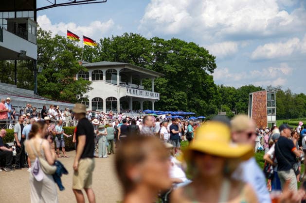 2026.05.25, Fashion-Renntag auf der Galopprennbahn Berlin Hoppegarten - Blick auf die Tribüne hinter den Zuschauern Berlin Deutschland *** 2026 05 25, Fashion race day at Berlin Hoppegarten racecourse View of the grandstand behind the spectators Berlin Germany