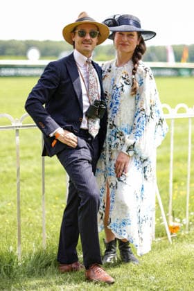 2026.05.25, Fashion-Renntag auf der Galopprennbahn Berlin Hoppegarten - Schauspieler Tom Schilling mit Ehefrau Annie Berlin Deutschland *** 2026 05 25, Fashion race day at the Berlin Hoppegarten racecourse Actor Tom Schilling with wife Annie Berlin Germany