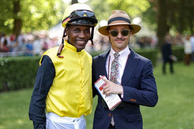 2026.05.25, Fashion-Renntag auf der Galopprennbahn Berlin Hoppegarten - Jockey Eduardo Pedroza , Schauspieler Tom Schilling Berlin Deutschland *** 2026 05 25, Fashion race day at the Berlin Hoppegarten racecourse Jockey Eduardo Pedroza , Actor Tom Schilling Berlin Germany