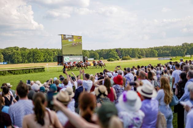2026.05.25, Fashion-Renntag auf der Galopprennbahn Berlin Hoppegarten - Rennbahnbesucher betrachten die Pferde und Jockeys im Rennen Berlin Deutschland *** 2026 05 25, Fashion race day at Berlin Hoppegarten racecourse Racecourse visitors watch the horses and jockeys in the race Berlin Germany