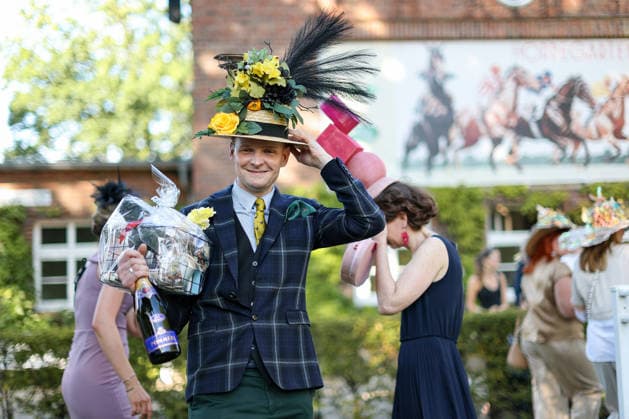 2026.05.25, Fashion-Renntag auf der Galopprennbahn Berlin Hoppegarten - Siegerehrung Fashion Renntag Hutwettbewerb Paul Louis Berlin Deutschland *** 2026 05 25, Fashion Renntag at the Berlin Hoppegarten racecourse Award ceremony Fashion Renntag hat competition Paul Louis Berlin Germany