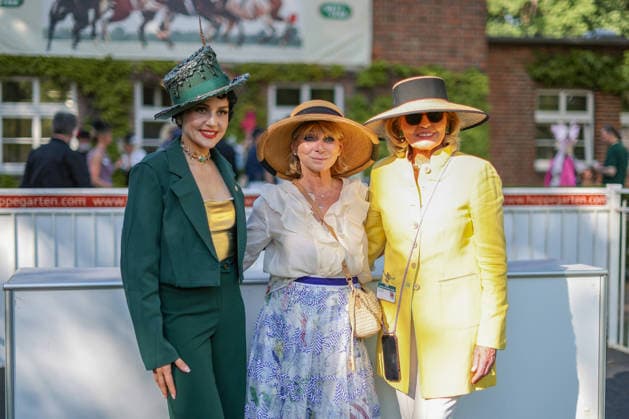 2026.05.25, Fashion-Renntag auf der Galopprennbahn Berlin Hoppegarten - Pauline Stolze, Martina Conradt, Tini Gräfin Rothkirch beim Fashion Renntag Berlin Deutschland *** 2026 05 25, Fashion Renntag at the Berlin Hoppegarten racecourse Pauline Stolze, Martina Conradt, Tini Gräfin Rothkirch at the Fashion Renntag Berlin Germany