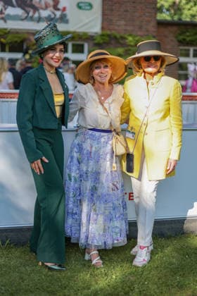 2026.05.25, Fashion-Renntag auf der Galopprennbahn Berlin Hoppegarten - Pauline Stolze, Martina Conradt, Tini Gräfin Rothkirch beim Fashion Renntag Berlin Deutschland *** 2026 05 25, Fashion Renntag at the Berlin Hoppegarten racecourse Pauline Stolze, Martina Conradt, Tini Gräfin Rothkirch at the Fashion Renntag Berlin Germany