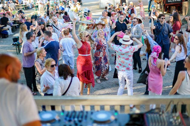 2026.05.25, Fashion-Renntag auf der Galopprennbahn Berlin Hoppegarten - After-Race Party Tanzende Menschen vor dem DJ-Pult Berlin Deutschland *** 2026 05 25, Fashion race day at the Berlin Hoppegarten racecourse After Race Party Dancing people in front of the DJ booth Berlin Germany
