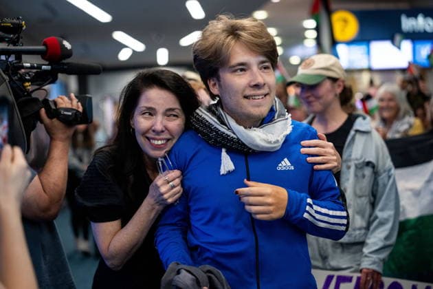 May 24, 2026, Vancouver, Bc, CANADA: Sebastian Tow, right, member of the Gaza flotilla, reunites with his mother Anita Wittenberg as he arrives at the Vancouver International Airport in Richmond B.C., on Sunday, May 24, 2026. Vancouver CANADA  - ZUMAc35_ 20260524_zaf_c35_164 Copyright: xEthanxCairnsx