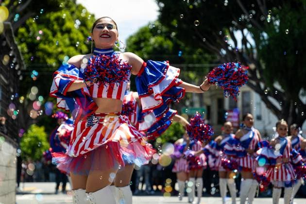 (260525) -- SAN FRANCISCO, May 25, 2026 -- Artists perform in a parade during the Carnaval San Francisco in San Francisco, the United States, May 24, 2026. (Photo by Xinhua) U.S.-SAN FRANCISCO-CARNAVAL ZiyuxJulianxZhu 
